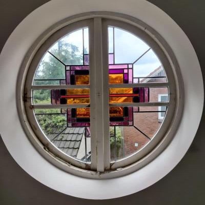 Enkel glas-in-lood gerestaureerd